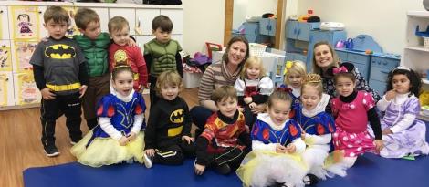 Famílias ensinam brincadeiras que faziam na infância para os alunos do Nível 3A Famílias ensinam brincadeiras que faziam na infância para os alunos do Nível 3A