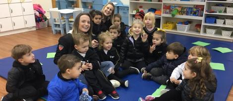 Famílias ensinam jogos e brincadeiras que faziam na infância para os alunos Famílias ensinam jogos e brincadeiras que faziam na infância para os alunos