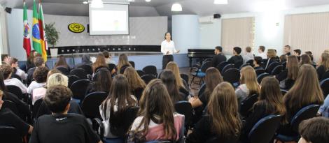 Impostos são discutidos em palestra para alunos da Unidade Fundação Evangélica Impostos são discutidos em palestra para alunos da Unidade Fundação Evangélica
