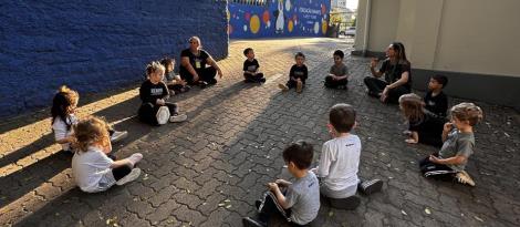 Kindergarten 3A da Unidade Pindorama explora paisagem sonora em atividade de Wellbeing Kindergarten 3A da Unidade Pindorama explora paisagem sonora em atividade de Wellbeing