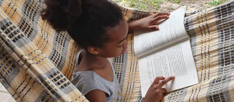 Leitura maluca: estudantes compartilham fotos do momento de leitura em casa