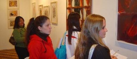 Alunas do Curso Normal fazem visita de estudos na Pinacoteca da Feevale