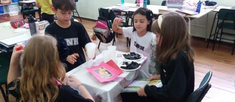 “My restaurant menu”: atividade lúdica desenvolve a oralidade em Inglês nas turmas dos 2ºs anos “My restaurant menu”: atividade lúdica desenvolve a oralidade em Inglês nas turmas dos 2ºs anos
