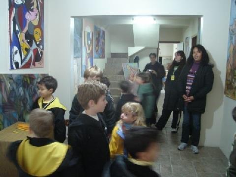 Estudantes visitam atelier e galeria de arte