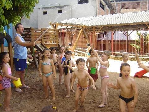 Alunos da Educação Infantil espantam calor com brincadeiras com água