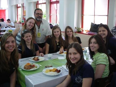 Alunos das 3ªs séries do Ensino Médio se despedem com muita emoção e alegria