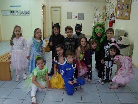 Alunos do Currículo Bilíngüe participam de Festa a Fantasia