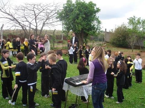 Alunos do Currículo Bilíngüe do Oswaldo Cruz entregam doações para o CECRIFE