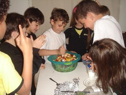 Alunos do Currículo de Tempo Integral aprendem Espanhol através dos alimentos