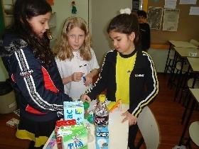 Alunos do Pindorama fazem visita de estudos em supermercado