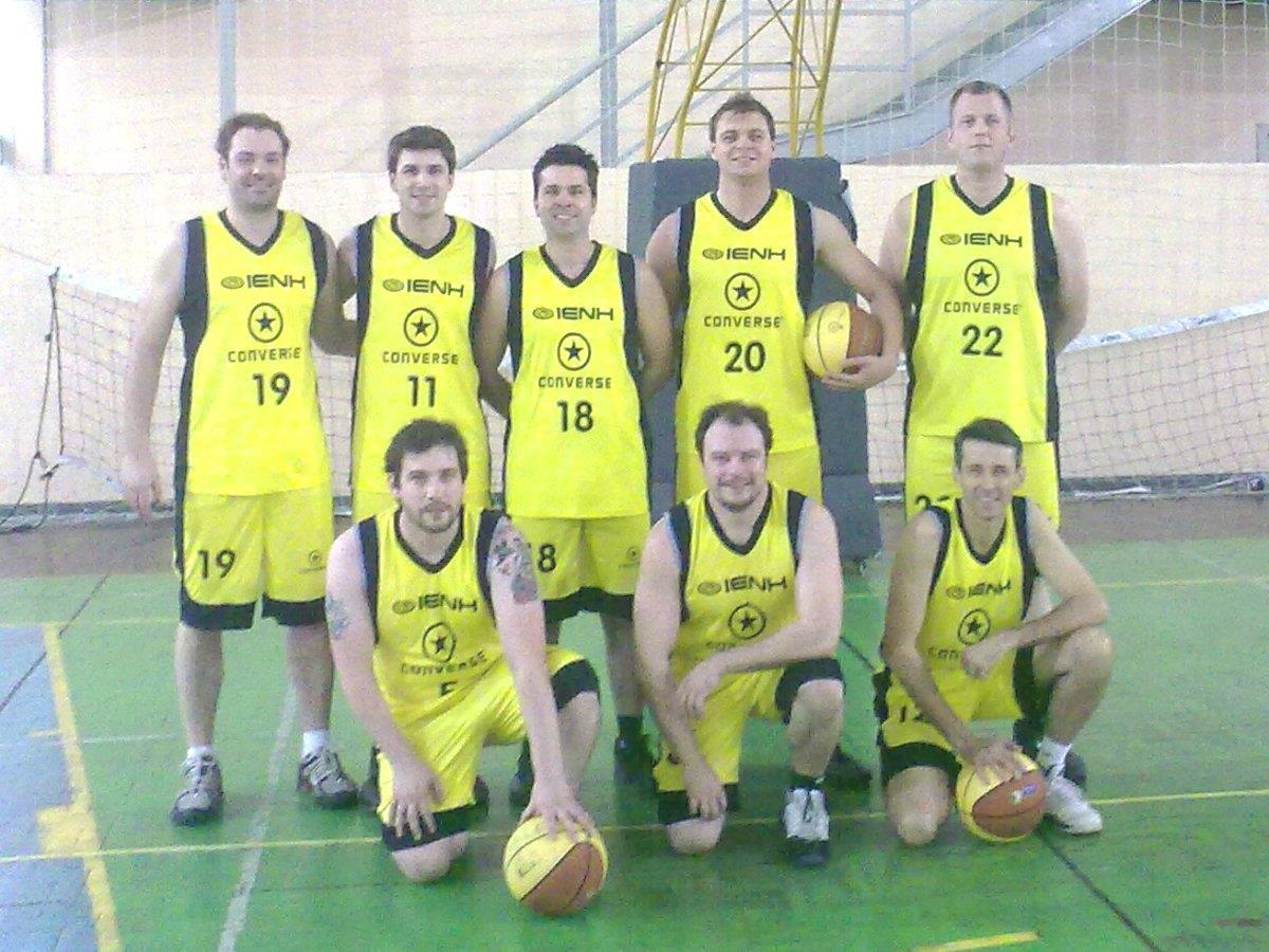 Amistoso de basquete entre alunos e ex-alunos da IENH