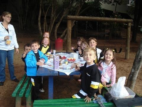 Alunos da Educação Infantil do Currículo Bilíngüe fazem Picnic