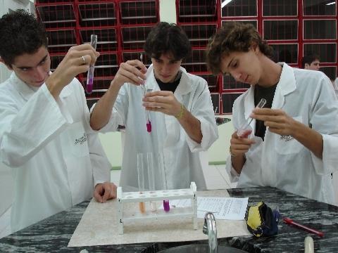 Alunos do Ensino Médio Noturno têm aula prática de Química