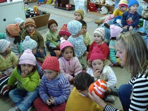 Grupo de Mulheres Voluntárias da IENH realiza doação de 160 agasalhos