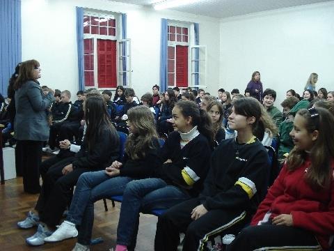 Alunos da Fundação Evangélica são alertados sobre os perigos do Orkut e Internet durante palestra