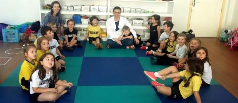 Nutricionista prepara bolo saudável com alunos do Nível 4B Nutricionista prepara bolo saudável com alunos do Nível 4B