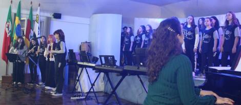 Recital Arte em Movimento encanta estudantes com canções que transcendem o tempo Recital Arte em Movimento encanta estudantes com canções que transcendem o tempo