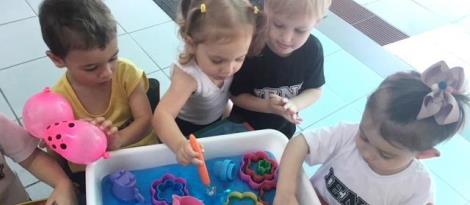 Sensações e descobertas – Brincadeiras com as bandejas sensoriais no Nível 2D Sensações e descobertas – Brincadeiras com as bandejas sensoriais no Nível 2D