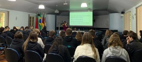 Turmas das três Unidades da IENH participam de meditação de fim de semestre