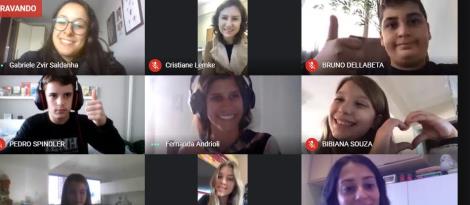 Turmas dos 6°s anos da IENH participam de bate-papo sobre pesquisa  Turmas dos 6°s anos da IENH participam de bate-papo sobre pesquisa