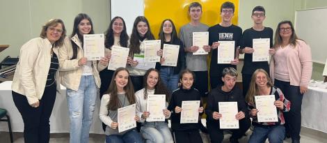 Vinte e um alunos recebem certificados de Cambridge na IENH