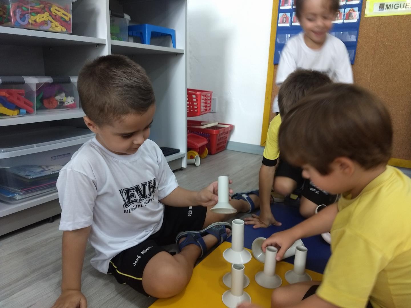 Crianças do Nível 4 aprendem e se divertem com jogos matemáticos