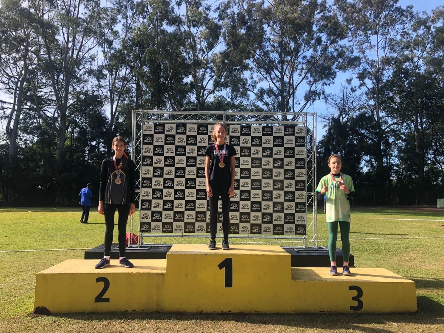 Atletismo da IENH conquista 54 medalhas no Troféu IENH de Atletismo -  Educação Básica - Portal IENH