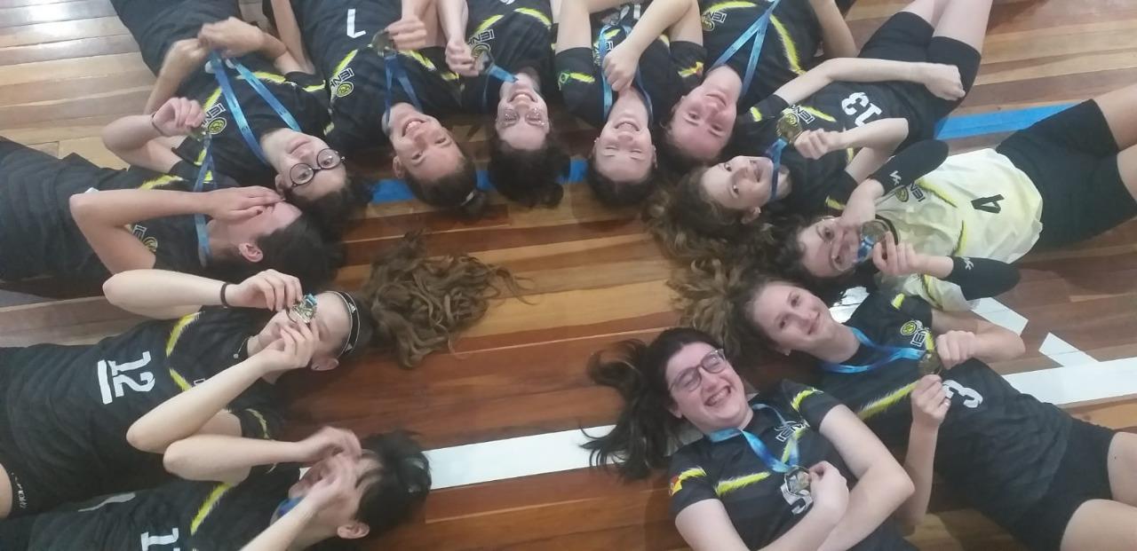 Escola Menino Jesus - As meninas da equipe master de vôlei vão